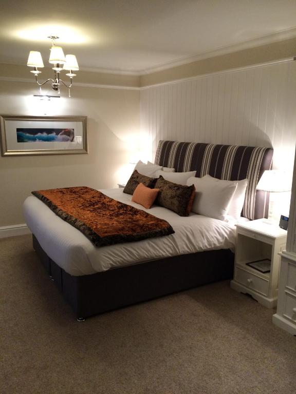 Cama ou camas em um quarto em Trearddur Bay Hotel