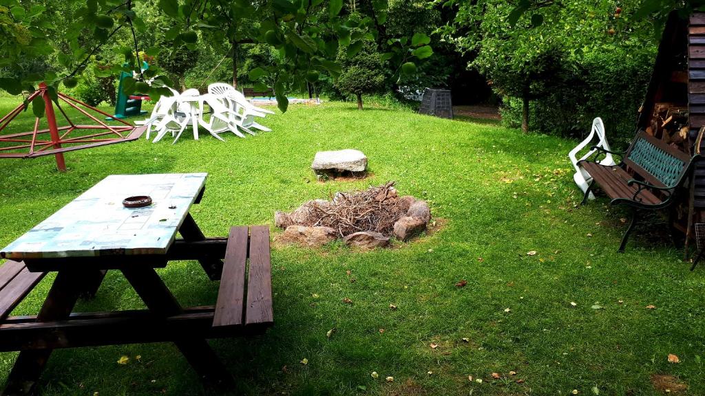 Zahrada ubytování Chalupa, 3x apartmány, 11 lůžek.