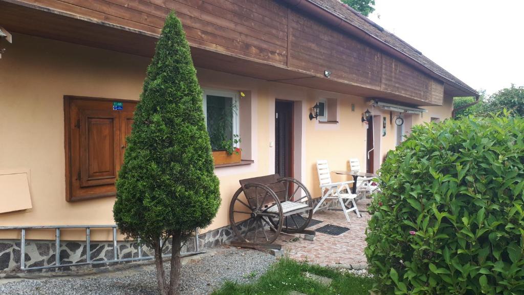 Zahrada ubytování Chalupa, 3x apartmány, 11 lůžek.