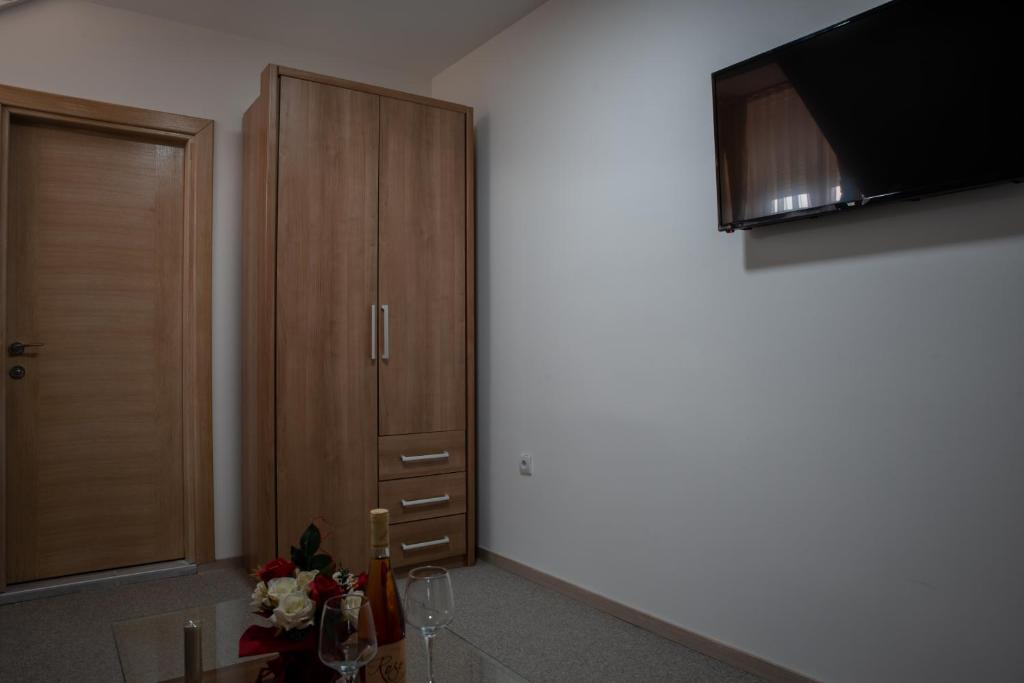 TV a/nebo společenská místnost v ubytování Restoran Mijajlovic