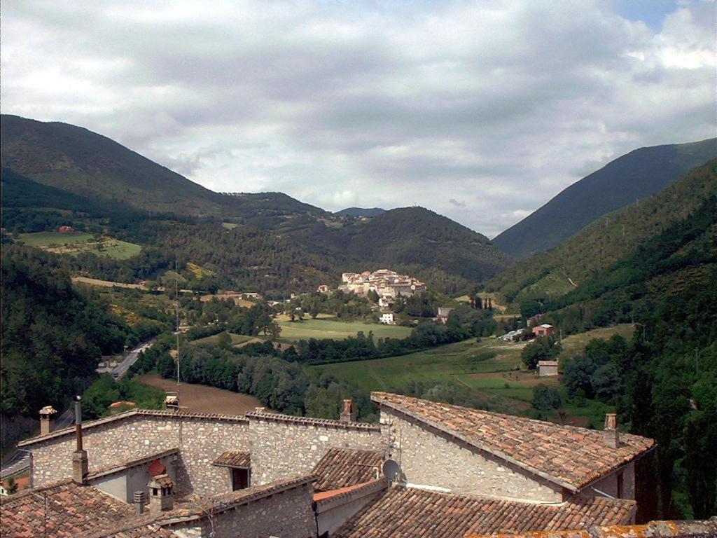 uma vista para um vale com casas e montanhas em Umbria Valnerina in Noble Residence near Spoleto Apartment x 4-6 persons em SantʼAnatolia di Narco