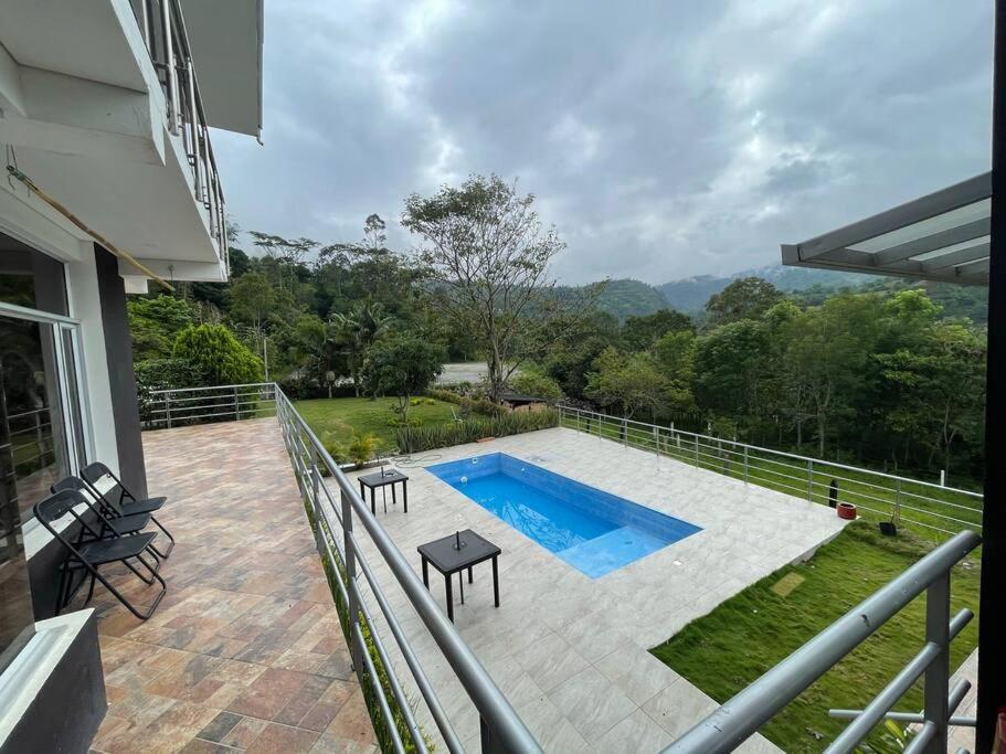 un balcón de una casa con piscina en Casa del lago garagoa Boyaca, en Garagoa