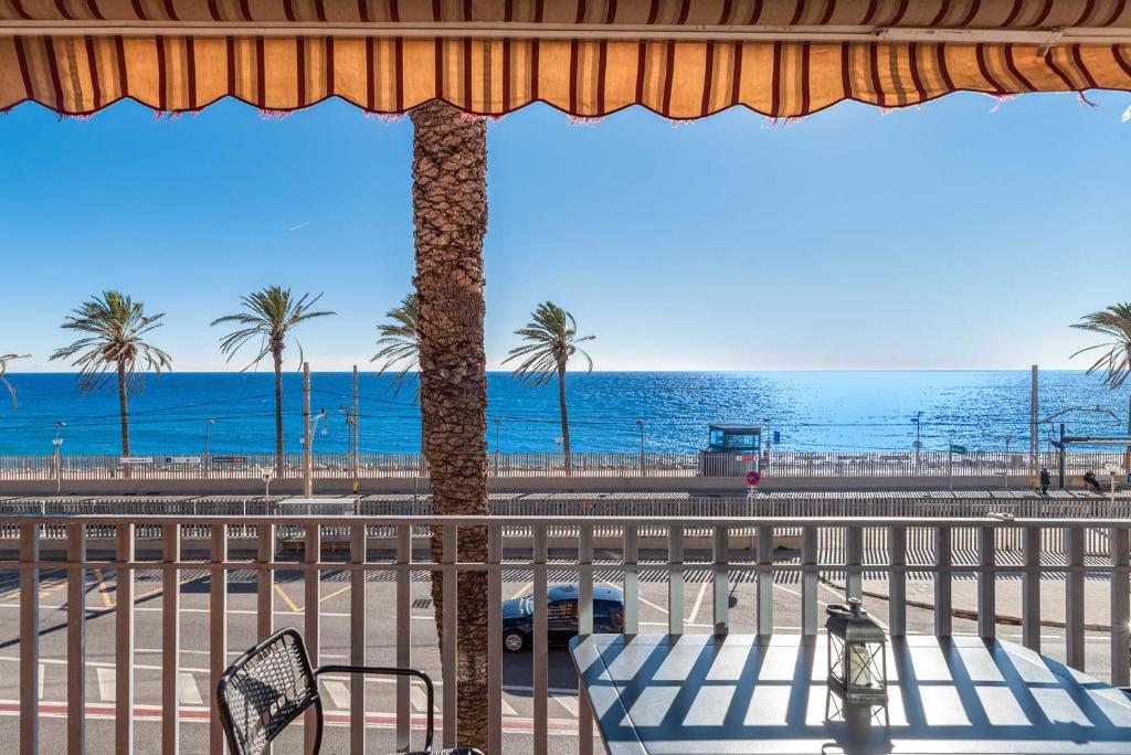 balcone con vista sull'oceano. di Vistamar Beach 30 min Barcelona a Vilassar de Mar