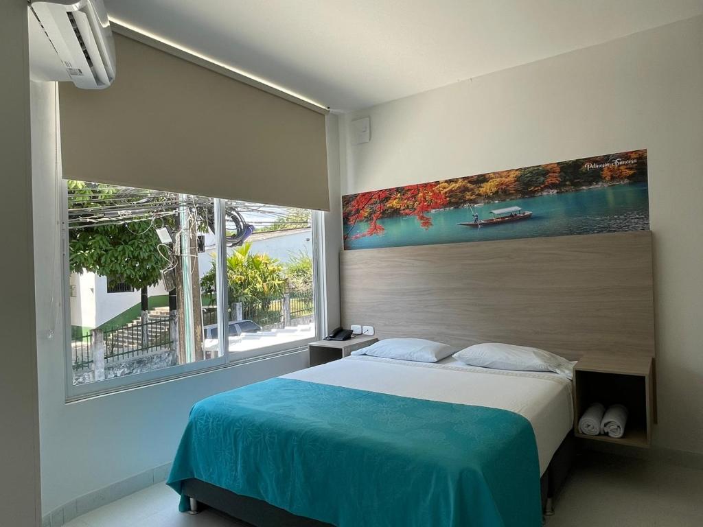 HOTEL G22 COLECTION في فلورنسيا: غرفة نوم بسرير ونافذة كبيرة