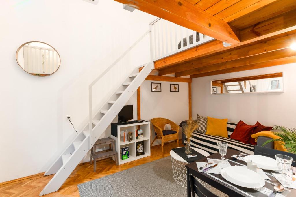 Posedenie v ubytovaní Lovely little loft studio in the heart of Budapest