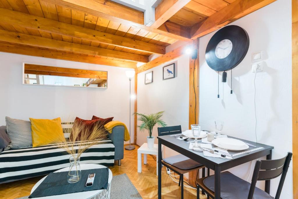 Posedenie v ubytovaní Lovely little loft studio in the heart of Budapest