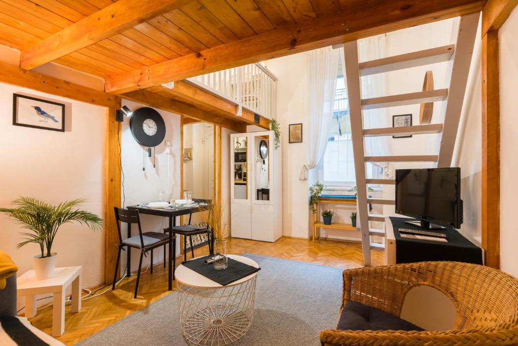 Posedenie v ubytovaní Lovely little loft studio in the heart of Budapest