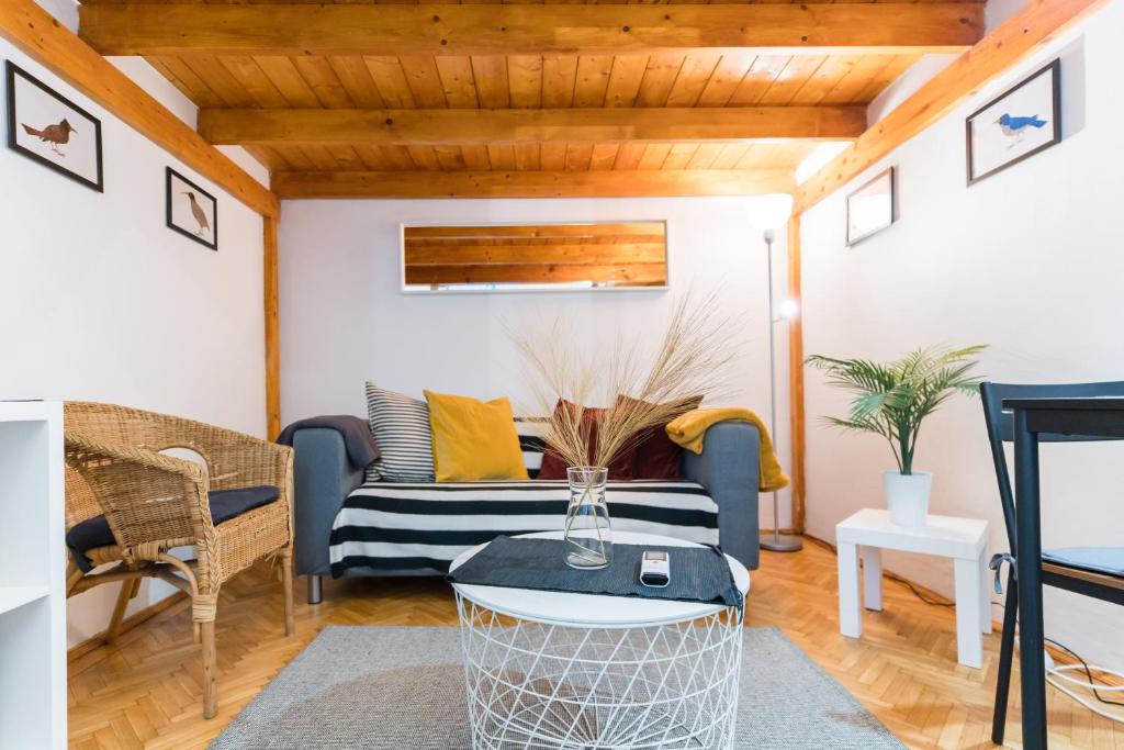 Posedenie v ubytovaní Lovely little loft studio in the heart of Budapest