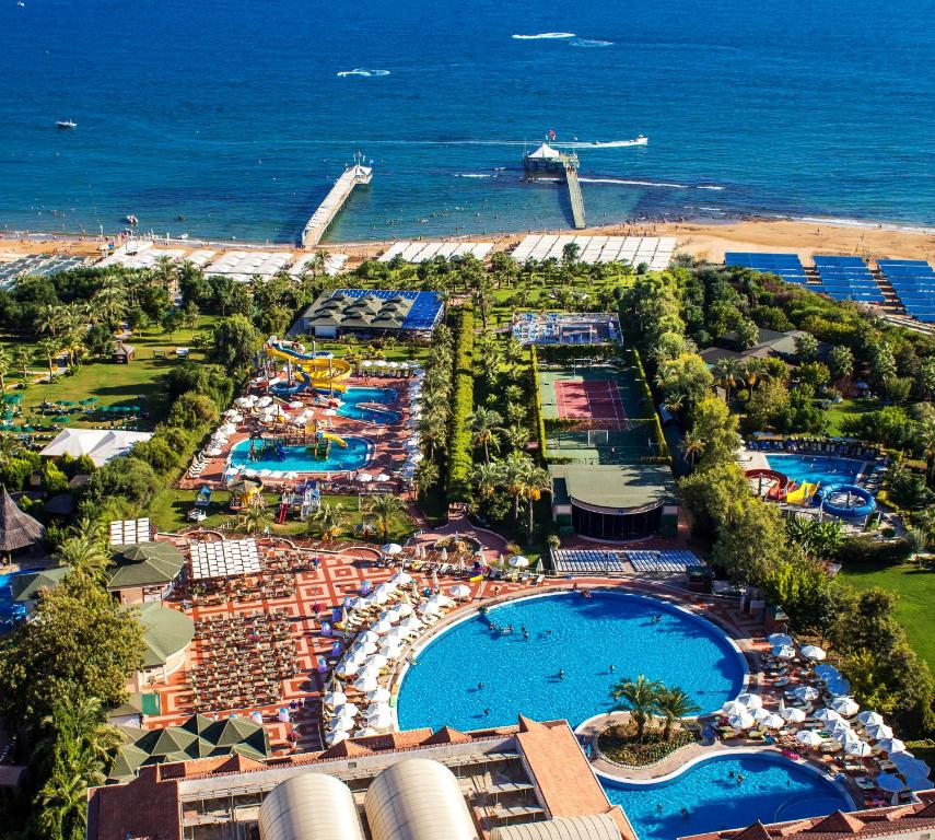een luchtzicht op een resort met een zwembad bij Hotel Turan Prince - Ex Sentido Turan Prince in Side