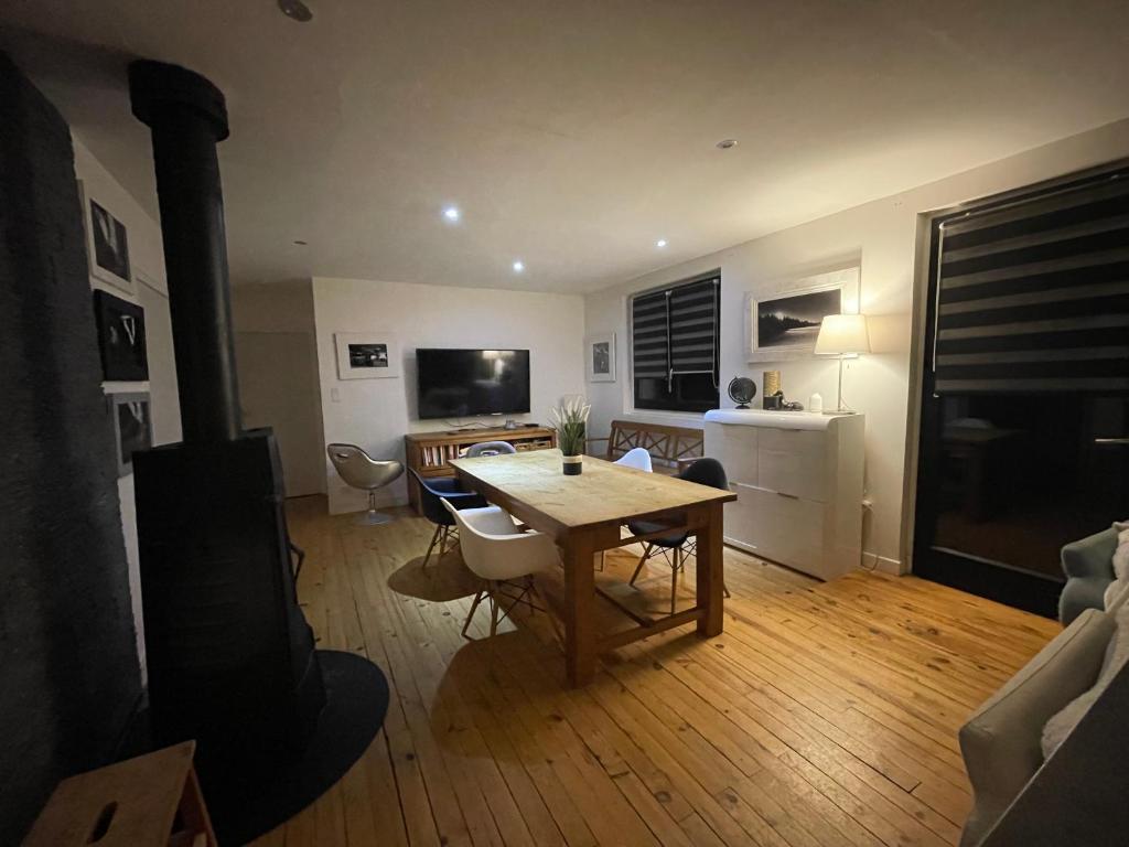 Villa avec piscine, terrasse, jardin et vue… - Housity