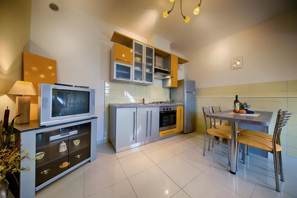 Kuchyň nebo kuchyňský kout v ubytování Apartments Mihojevic
