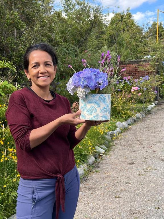 Um jardim no exterior de Hamilton's Place Bed and Breakfast