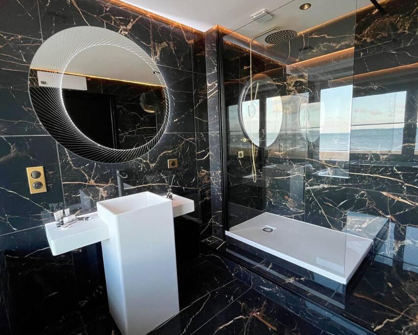 Kúpeľňa v ubytovaní La Suite Luxe : Vue Mer - Malo'cation