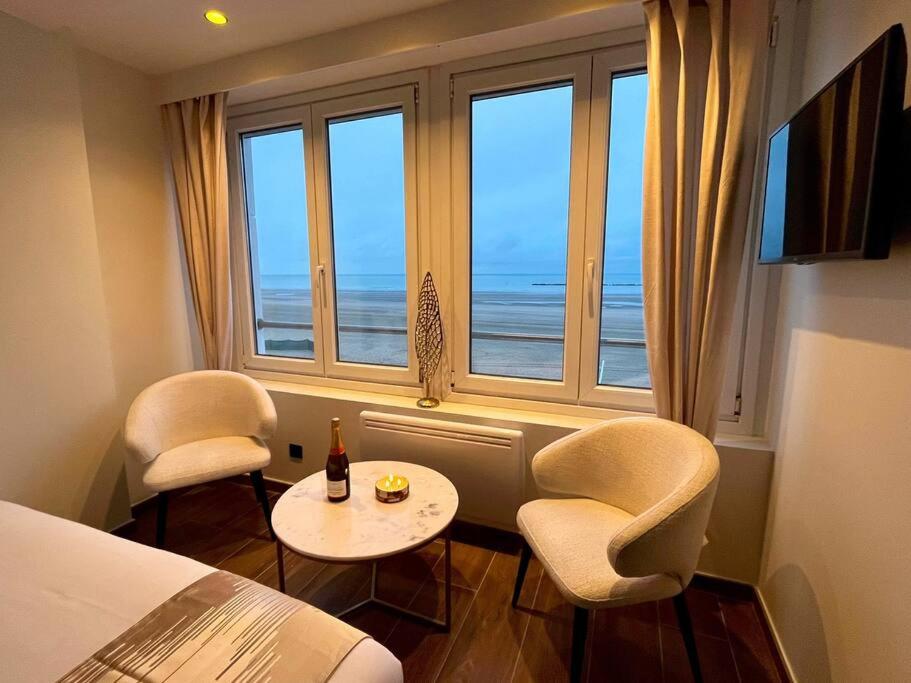 Televízia a/alebo spoločenská miestnosť v ubytovaní La Suite Luxe : Vue Mer - Malo'cation