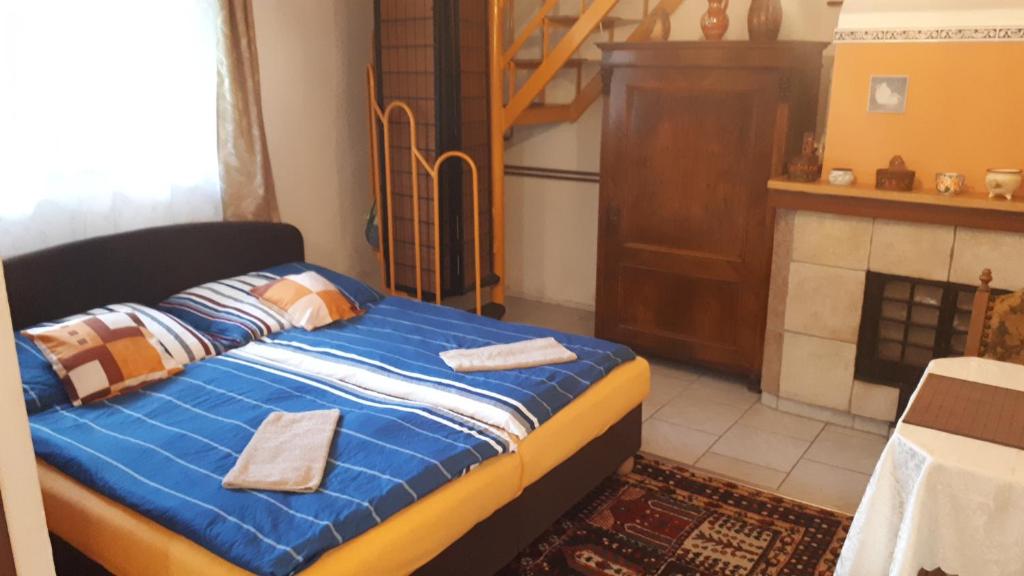1 dormitorio con 1 cama con toallas en Chalupa, 3x apartmány, 11 lůžek., en Sedlec
