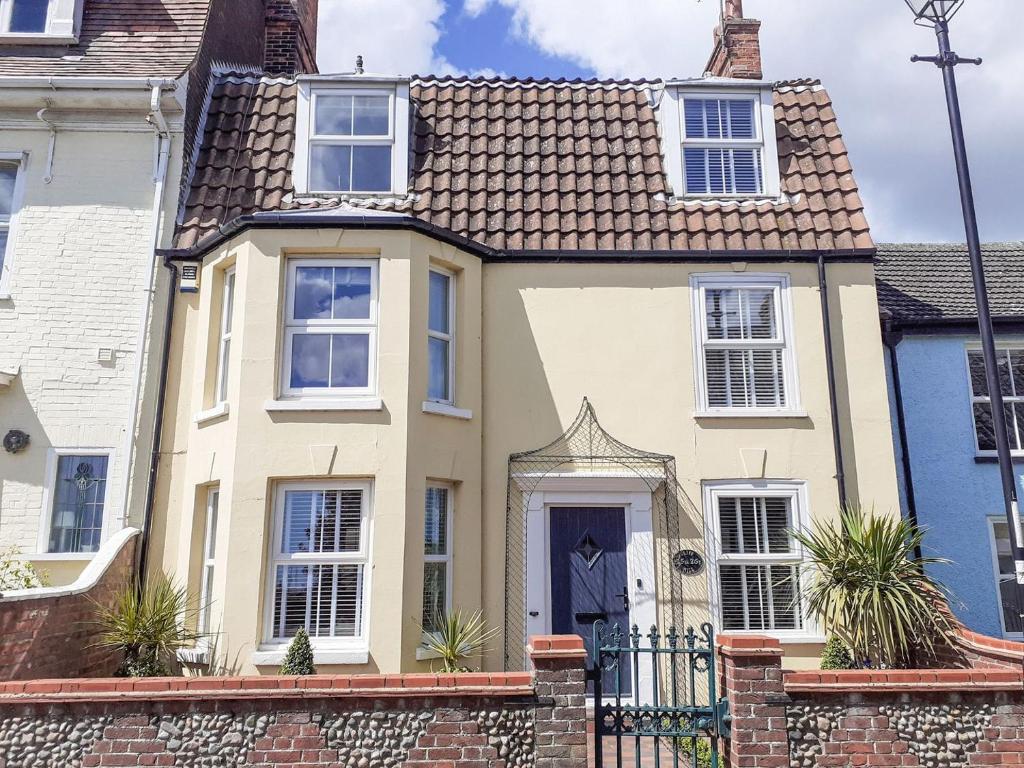 Cliff Hill, GorlestononSea (updated prices 2024)