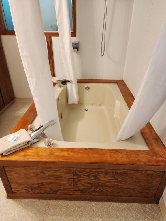 a bathroom with a bath tub with a sink at Plainview Motel in Coos Bay