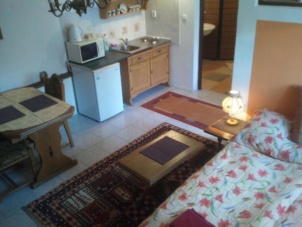 Kuchyň nebo kuchyňský kout v ubytování Chalupa, 3x apartmány, 11 lůžek.