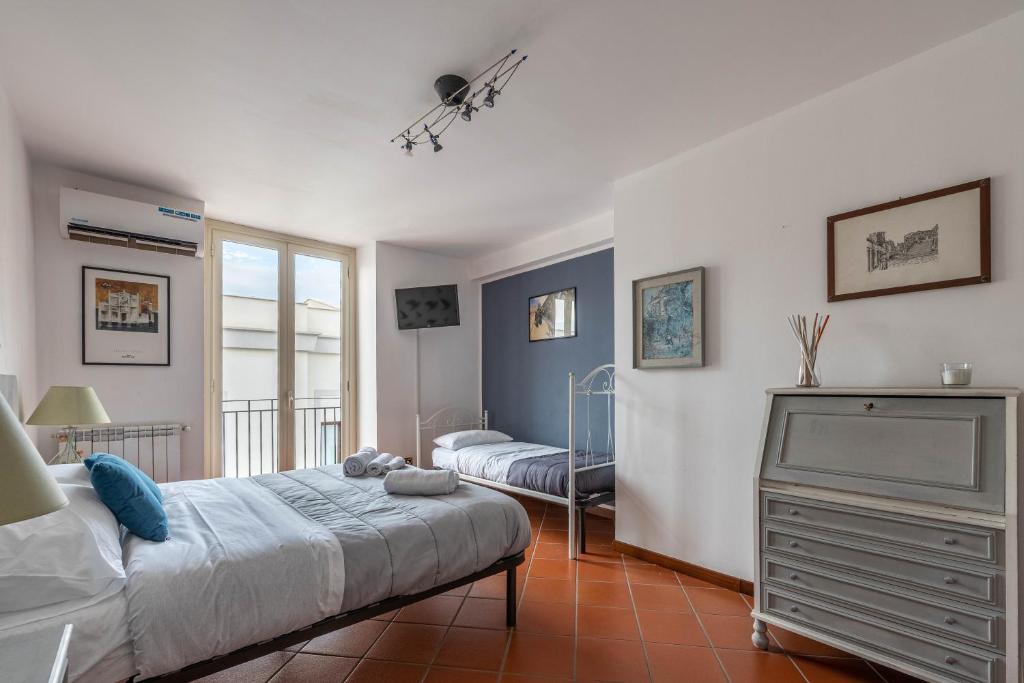 een slaapkamer met 2 bedden en een tv. bij Vicere' Apartment Maqueda in Palermo