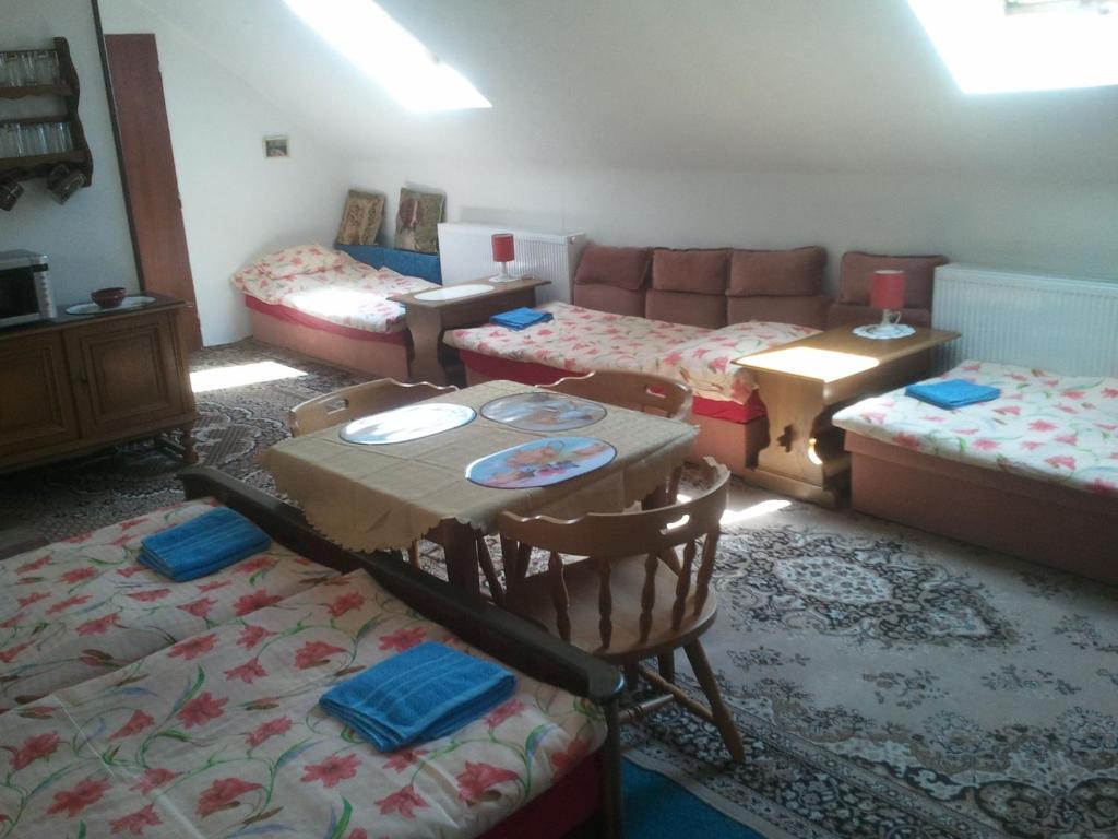 Postel nebo postele na pokoji v ubytování Chalupa, 3x apartmány, 11 lůžek.