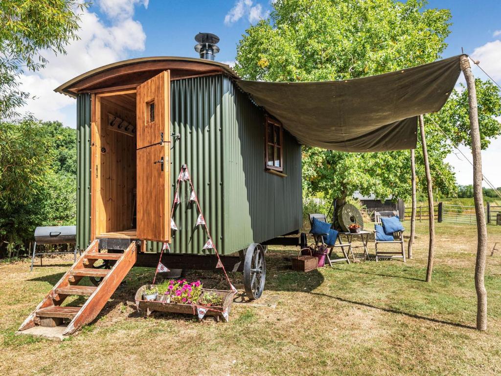 a green tiny house with a canopy at The Kingfisher - Uk40298 in Martin