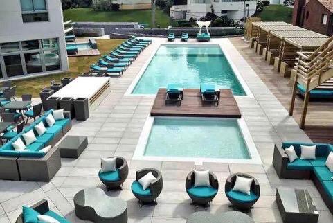 una gran piscina con sillas en Apartamento Punta del Este,Wind Tower 2 dormitorios, en Punta del Este