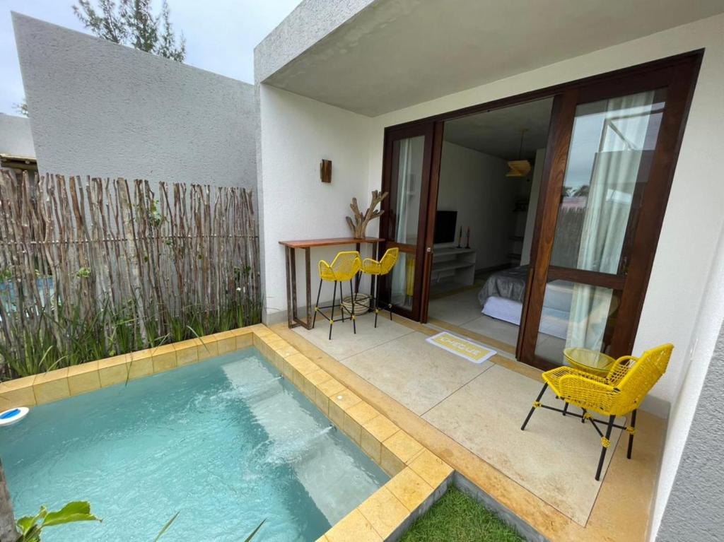 佩德拉斯港的住宿－Carrapicho Patacho com Piscina Privativa，庭院中一个带椅子和桌子的游泳池