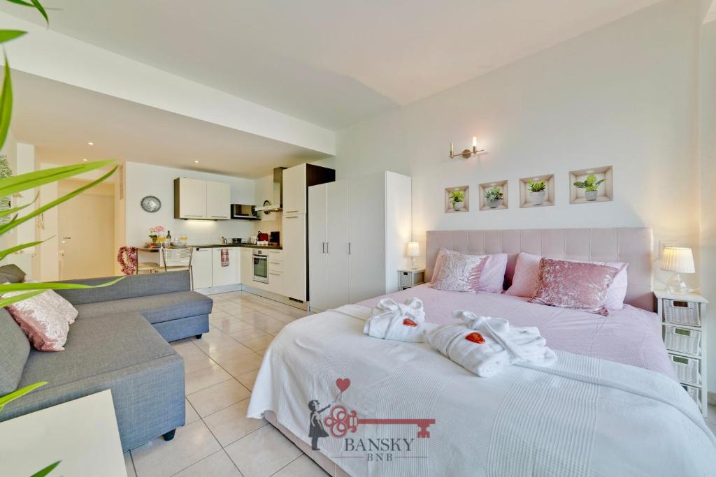 ein Schlafzimmer mit einem Bett und ein Wohnzimmer in der Unterkunft 'Cuore di Rose' Parking - Welcome Set, Netflix, for 4 Persons -By EasyLife Swiss in Breganzona