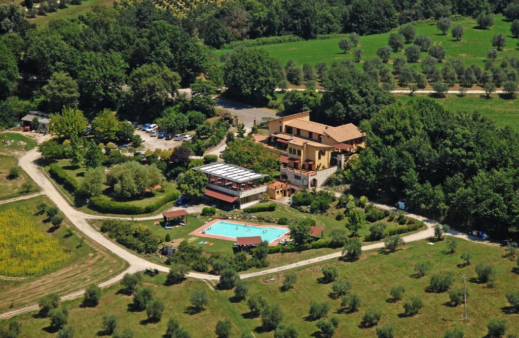 una vista aérea de una casa con piscina en Agriturismo La Vecchia Fattoria, en Orte