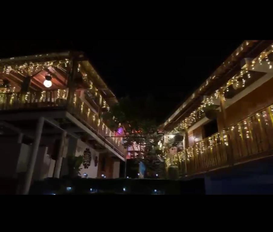 Una casa con luces de Navidad en un lado. en Eumeleo Hostal, en Montenegro