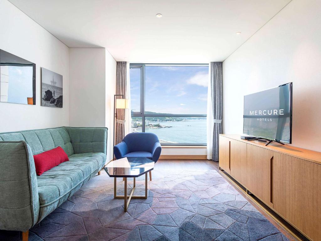 TV a/nebo společenská místnost v ubytování Mercure Ambassador Ulsan