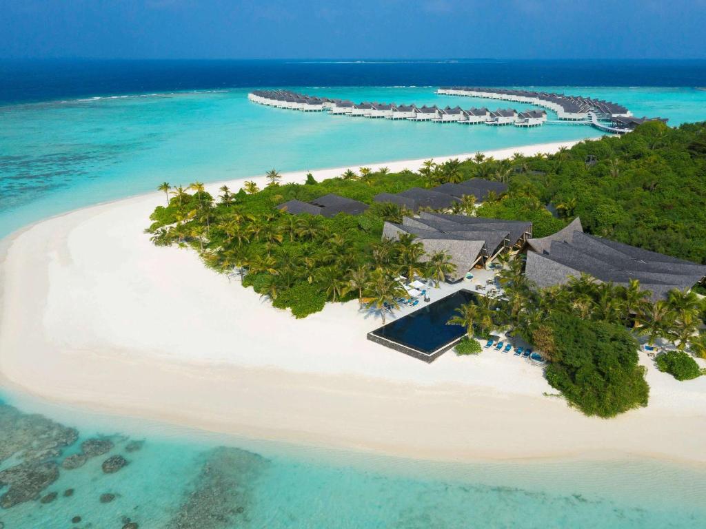 eine Luftansicht eines Resorts am Strand in der Unterkunft Mӧvenpick Resort Kuredhivaru Maldives in Manadhoo