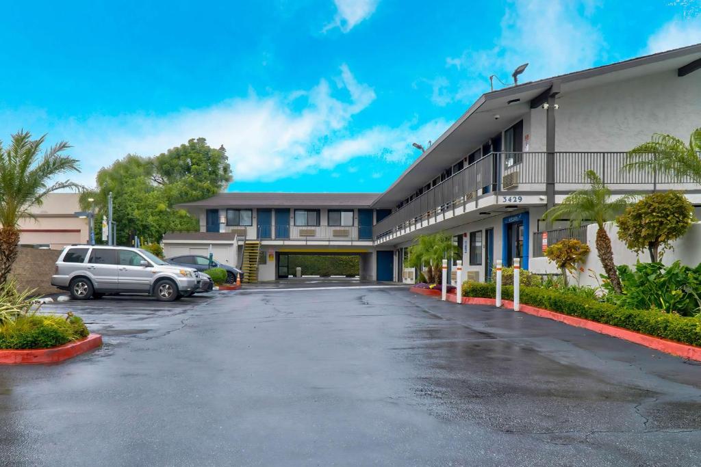 um parque de estacionamento em frente a um hotel em Motel 6-El Monte, CA - Los Angeles em El Monte