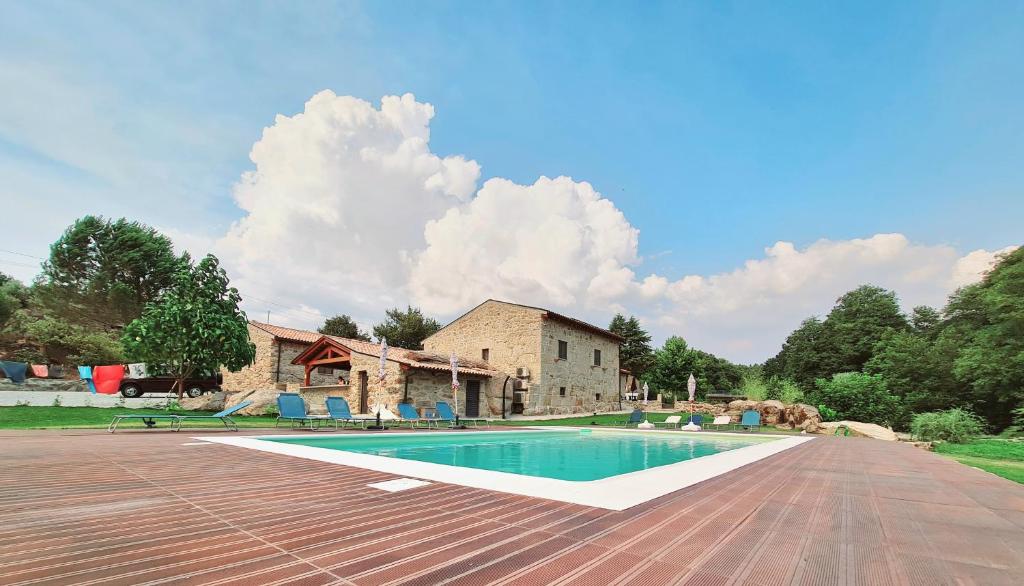 een zwembad voor een huis bij Quinta da Abadia in Mangualde
