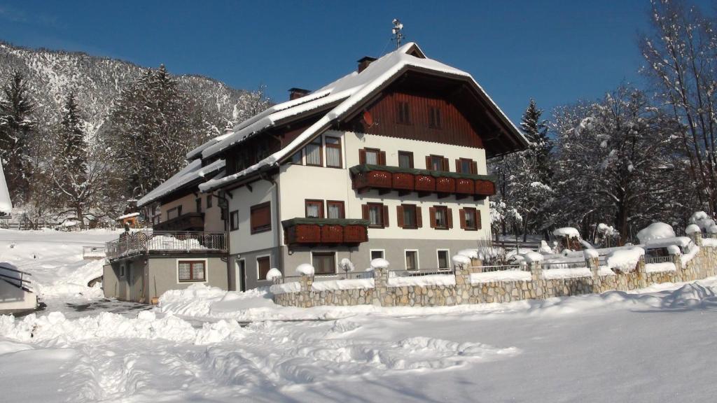 Gästehaus im Wiesengrund v zimě