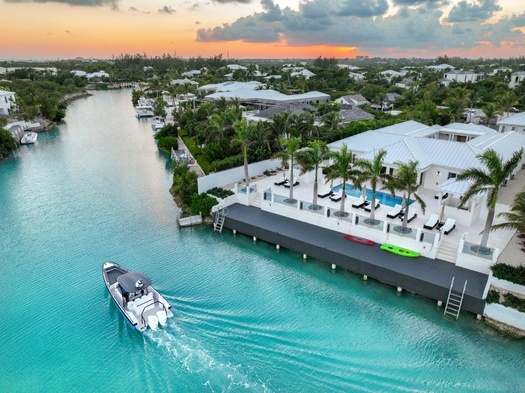Beautiful 5 BD Sunset Bay Villa