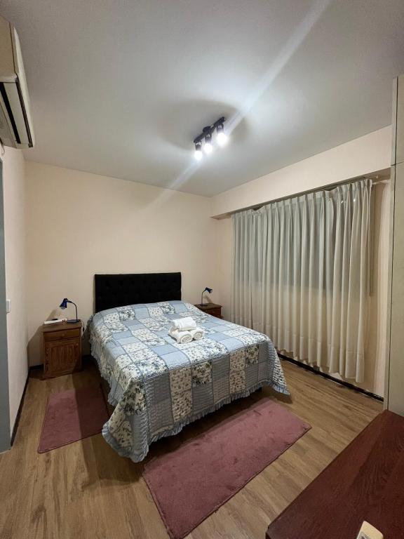 1 dormitorio con cama y ventana grande en Mágico Buenos Aires en Buenos Aires