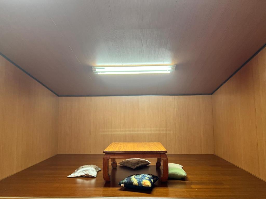 a room with a table and a light on the ceiling at Zhong Ming Ju Taoyi Fang in Fanlu