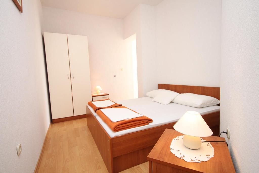Zdjęcie z galerii obiektu Apartments with a parking space Pag - 6525 w mieście Pag
