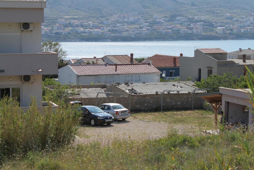 Zdjęcie z galerii obiektu Apartments with a parking space Pag - 6525 w mieście Pag
