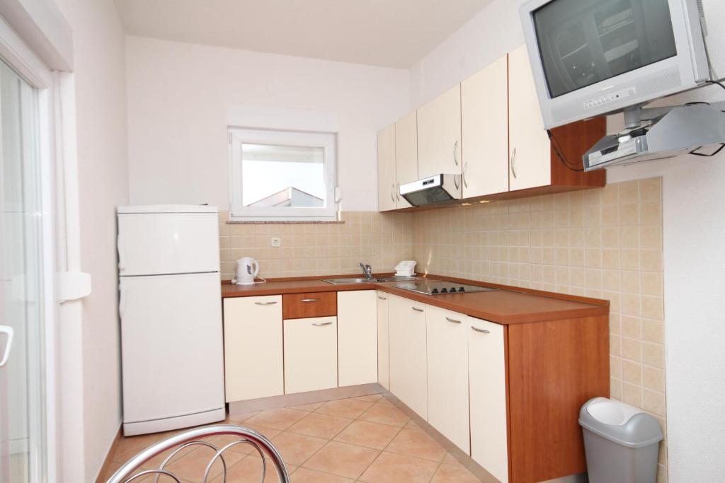Zdjęcie z galerii obiektu Apartments with a parking space Pag - 6525 w mieście Pag