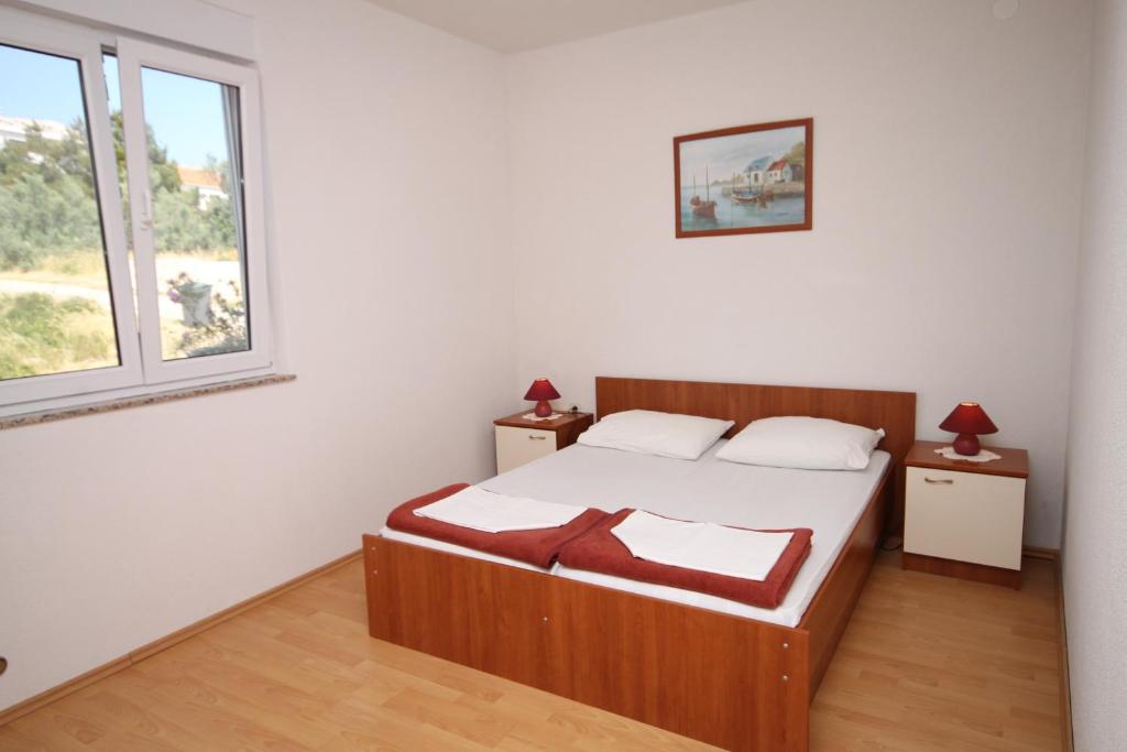 Zdjęcie z galerii obiektu Apartments with a parking space Pag - 6525 w mieście Pag