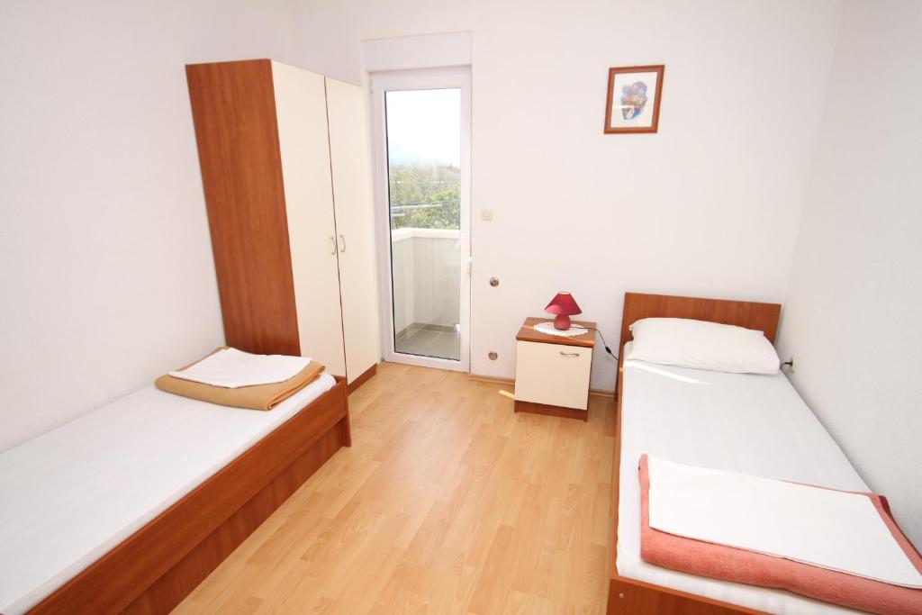 Zdjęcie z galerii obiektu Apartments with a parking space Pag - 6525 w mieście Pag