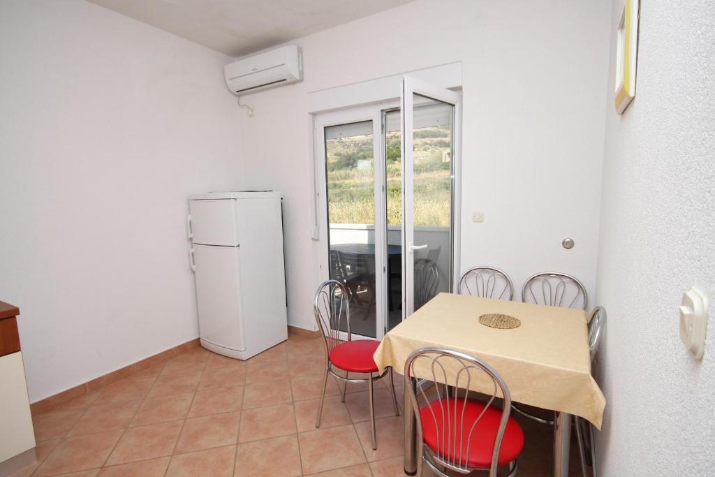 Zdjęcie z galerii obiektu Apartments with a parking space Pag - 6525 w mieście Pag