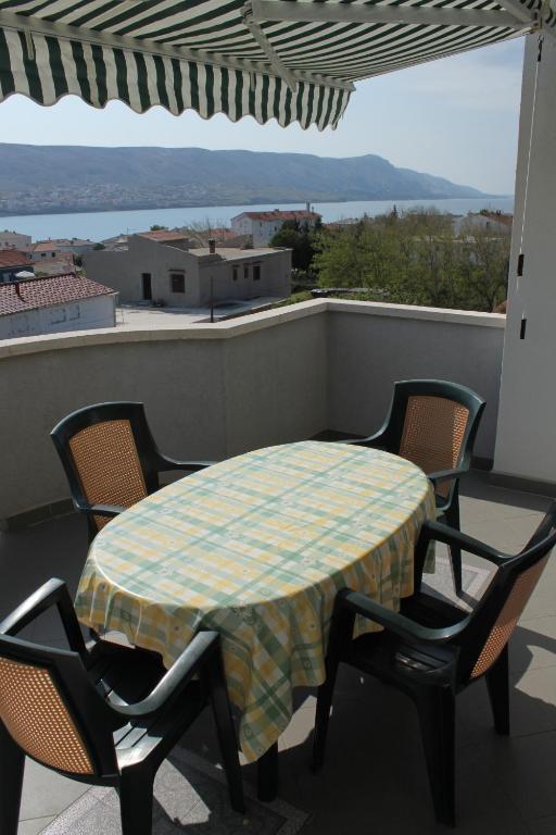 Zdjęcie z galerii obiektu Apartments with a parking space Pag - 6525 w mieście Pag