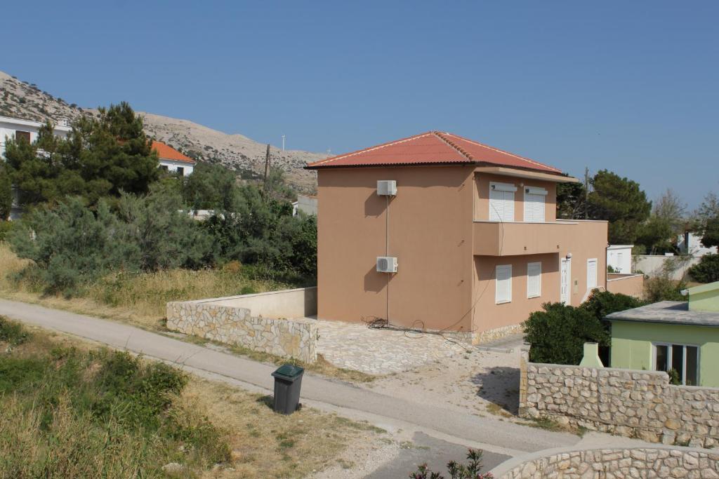 Zdjęcie z galerii obiektu Apartments with a parking space Pag - 6525 w mieście Pag