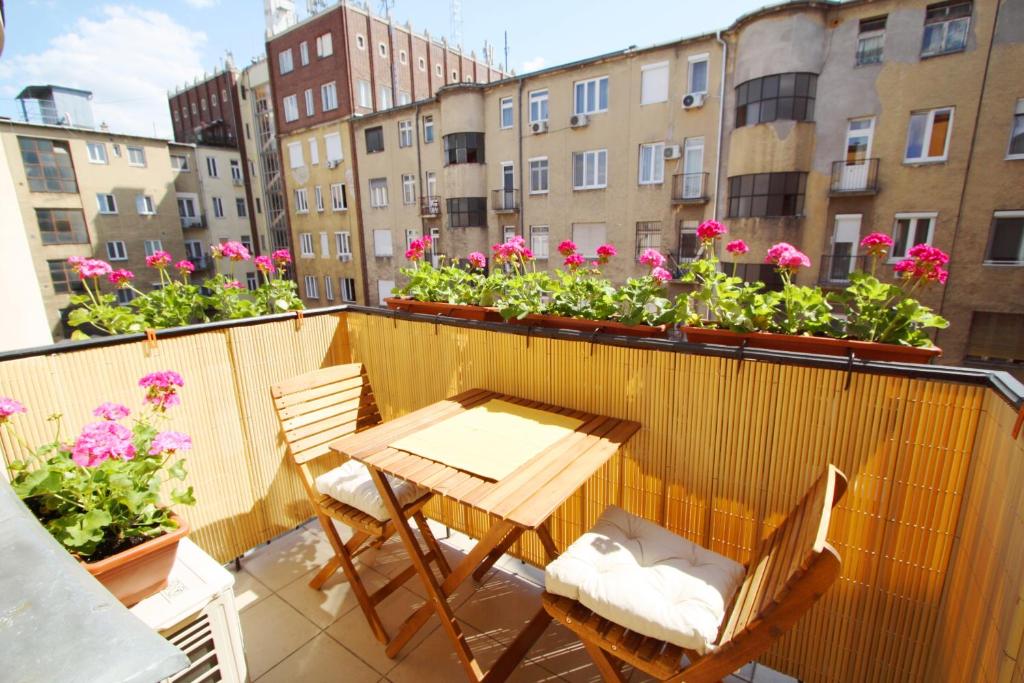 Balkón alebo terasa v ubytovaní Sunny Studio with balcony in Party District