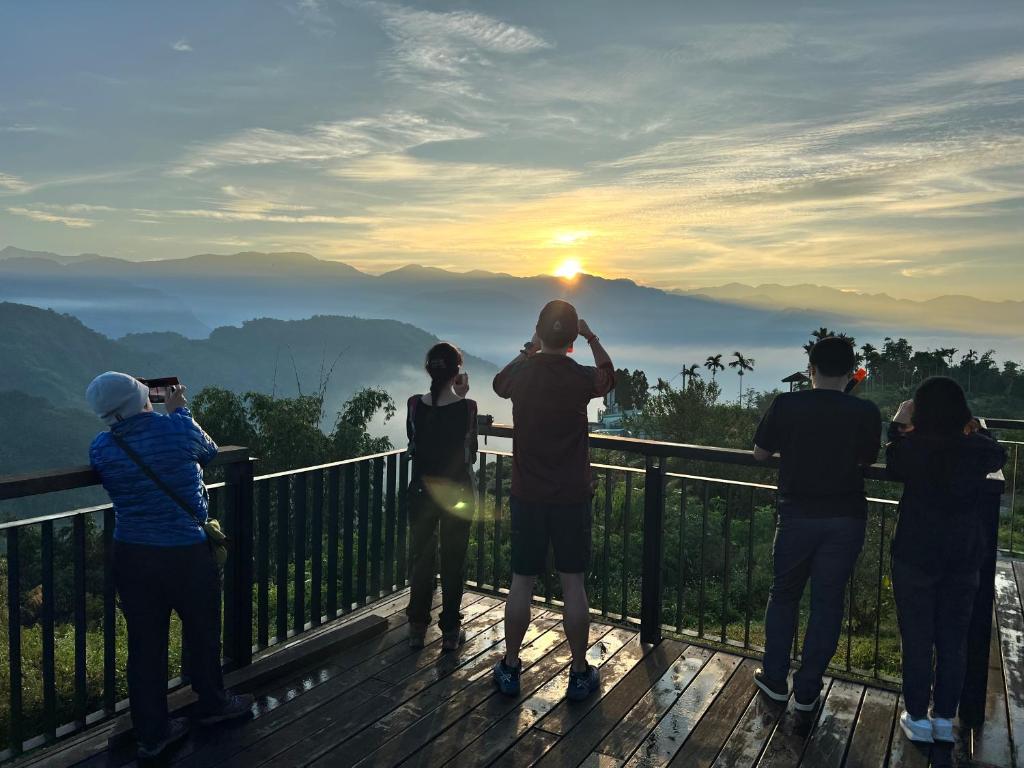 a group of people taking pictures of the sunset at Zhong Ming Ju Taoyi Fang in Fanlu