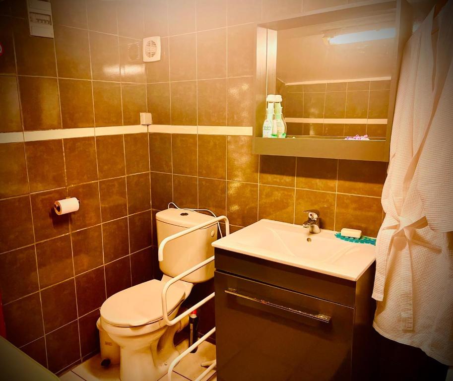 Kúpeľňa v ubytovaní Résidence CAENEE, le dépaysement Naturiste en été avec l'atypique studio climatisé "vintage" en sous pente, sa "paillote" avec jacuzzi, entouré de verdure, planchagrill, transats, vélos gratuits, wifi 5G, Travel Proud LGBTQI, chiens admis