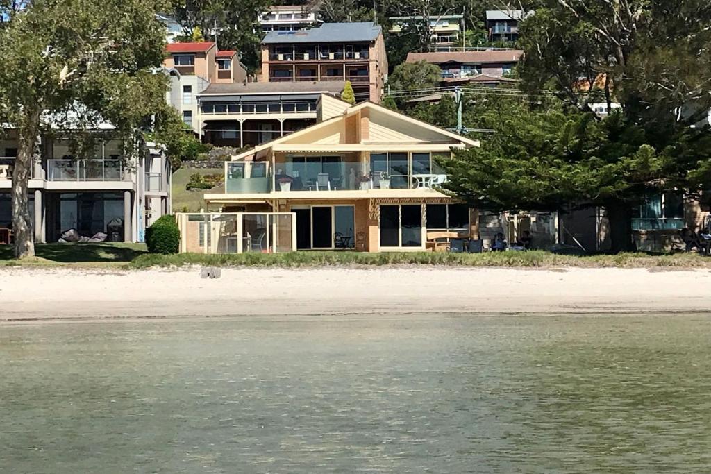una casa en la playa junto al agua en Sandy Beach House Corlette Unit 1 Waterfront WI-FI Aircon, en Corlette